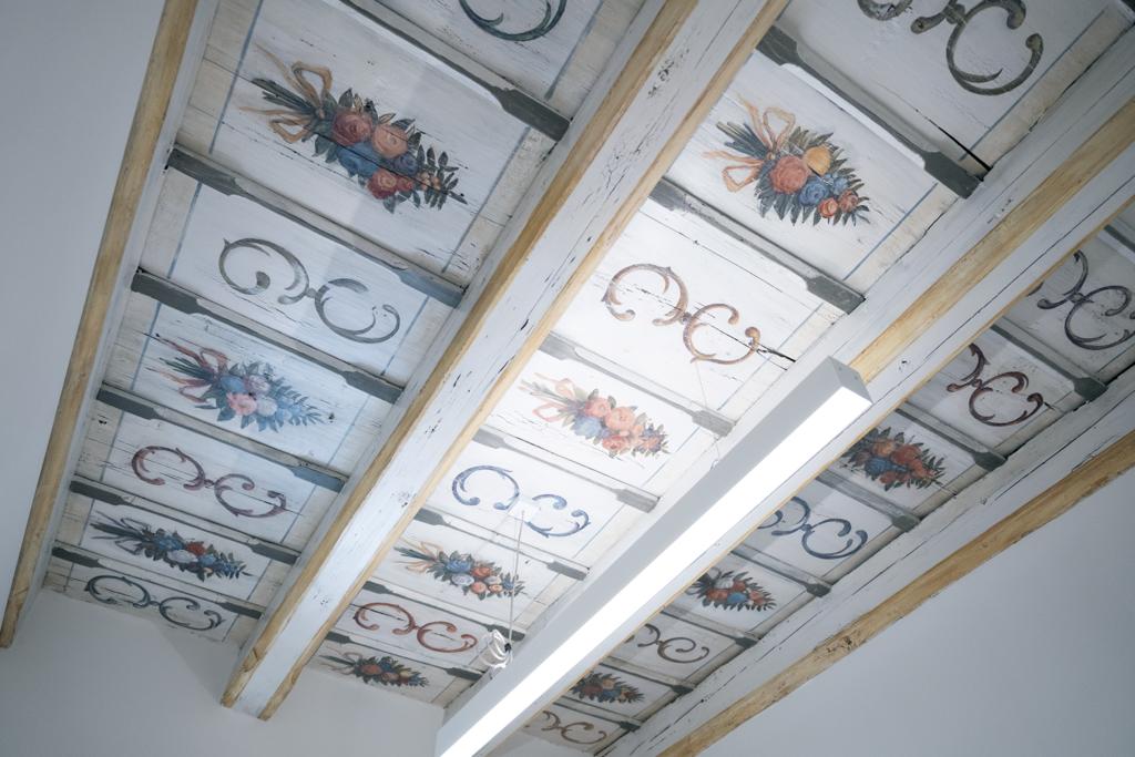 Bemalte historische Decke in den Räumen der A2C-Klinik