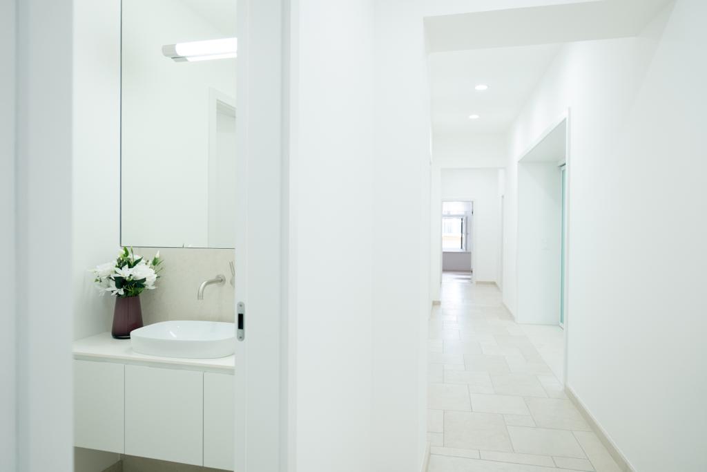 Flur mit Waschbecken in den Räumen der A2C-Klinik