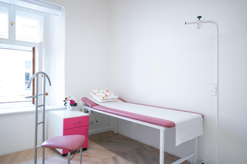 Untersuchungsraum mit rosafarbener Liege in der A2C-Klinik