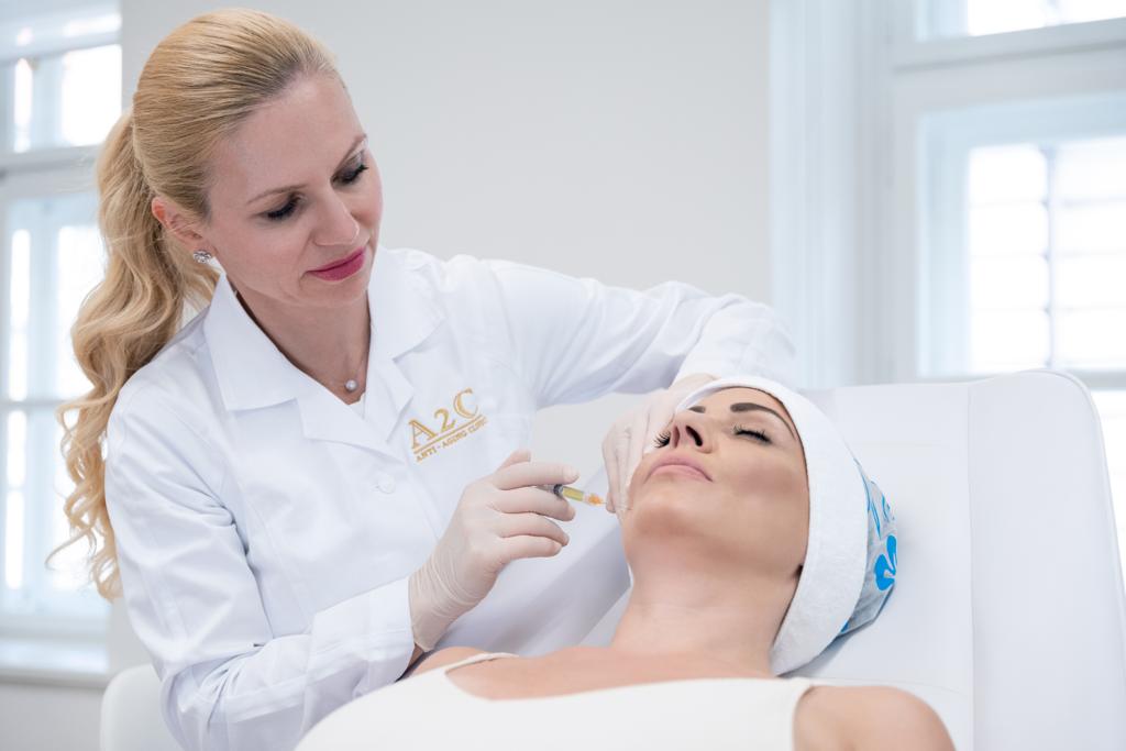 Mitarbeiterin des A2C-Teams bei einer Behandlung mit einer Frau