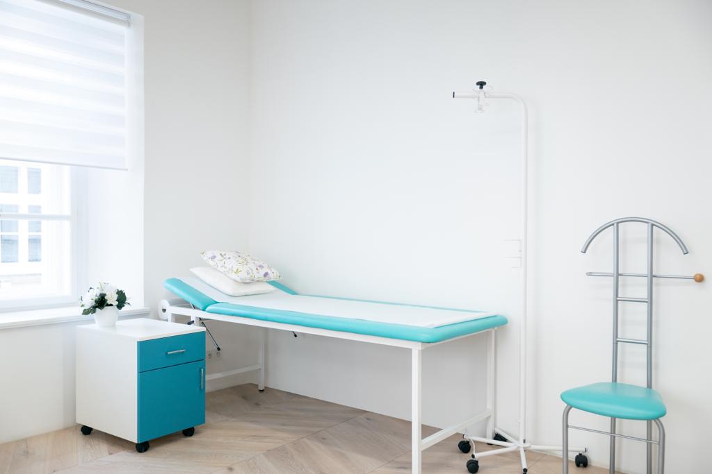 Untersuchungsraum mit türkisfarbener Liege in der A2C-Klinik