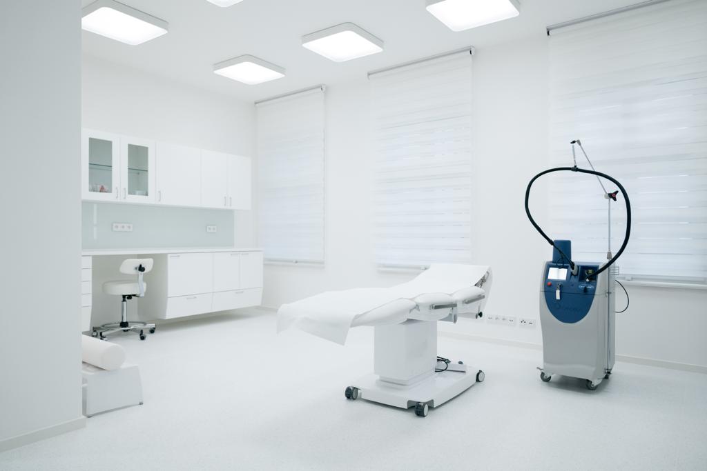 Behandlungsraum mit einem Gerät in der A2C-Klinik