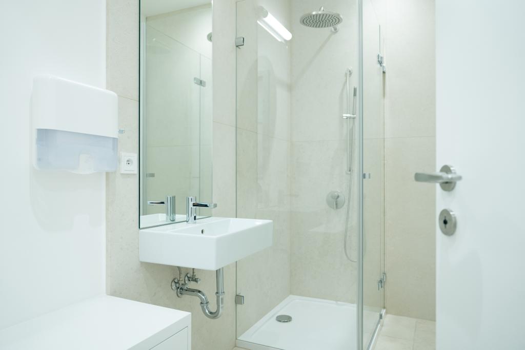 Badezimmer mit Dusche in den Räumen der A2C-Klinik