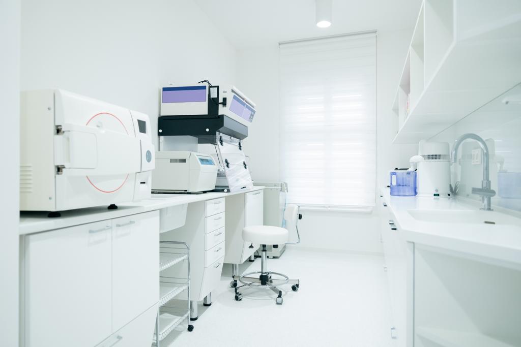 Laborraum mit Geräten in der A2C-Klinik
